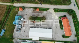 Poslovni kompleks na lokaciji med Varaždinom in Ludbregom: hala, skladišče, silosi in poslovna stavba.