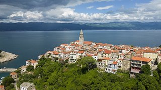 Atraktivno zemljišče le 200m od morja - Vrbnik