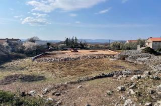 Otok Krk, Malinska – Prodaja gradbenega zemljišča na mirni lokaciji, 745 m2