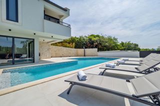 Luksuzna mediteranska vila z bazenom in panoramskim razgledom na morje v Vrbniku, otok Krk