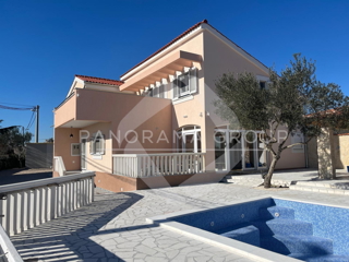 Novourejena vila, bazen, znižana cena - Pirovac, Vodice