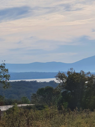 Gradbeno zemljišče z razgledom na morje in gradbenim dovoljenjem – 1089 m², 500 m od morja