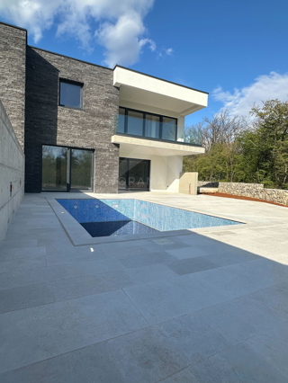 Luksuzna večstanovanjska vila z bazenom in vrtom