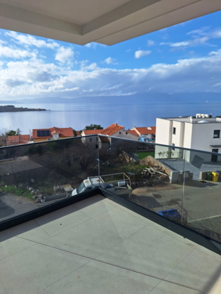 Moderen penthouse v bližini morja