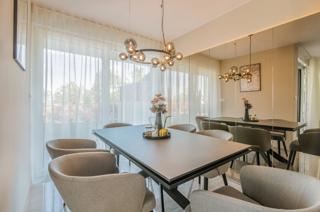 Stanovanje z razgledom na morje, bazenom in prostornim vrtom – samo 200 m od plaže!