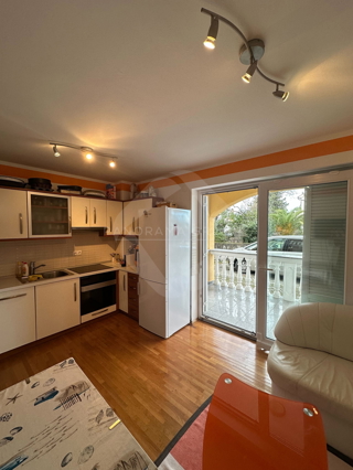 Pritlično stanovanje v Malinski – 200 m od morja, mirna lokacija, ekskluzivno