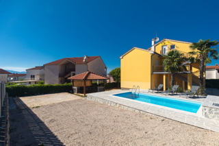 Njivice - apartma v mansardi, pogled na morje