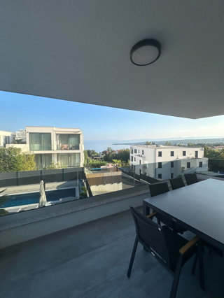 Luksuzni apartma z bazenom, pogled na morje, blizina morja - Malinska