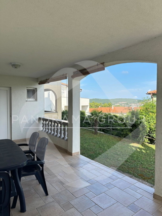 Novo, samo kod nas! Apartma z vrtom, 100 m od morja in plaže, Klimno