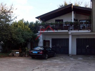 Dve hiši na parceli velikosti 2000 m2, 300 m od morja