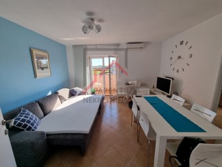 NOVIGRAD, Stanovanje v 1. nadstropju z 2 spalnicama, obdano z zelenjem