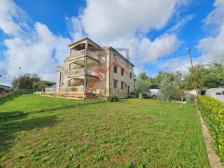 Hiša s tremi stanovanji in gradbenim zemljiščem nedaleč od Poreča