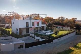 Čudovita dizajnerska moderna vila na mirni lokaciji