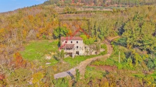 Kamnita hiša za prenovo z velikim vrtom v bližini Motovuna