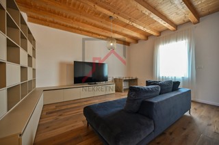 Istra, Novigrad - Obnovljena kamnita hiša s pogledom na morje
