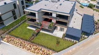 Istra, Novigrad – Premium stanovanje v pritličju z vrtom, teraso in pogledom na morje