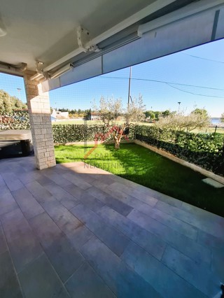 Istra, Novigrad – Apartma z zasebnim vrtom, pogledom na morje in masažno kadjo