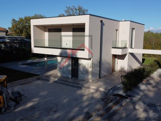 Moderna hiša v bližini mesta Poreč in morja