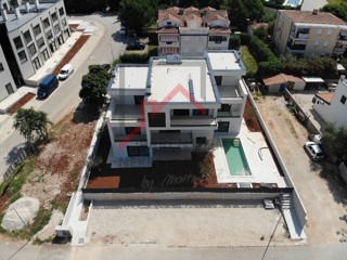 Poreč, ekskluzivno stanovanje z vrtom v bližini morja!