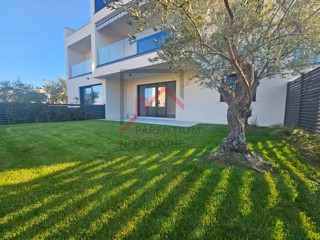 Poreč, kakovostno stanovanje v pritličju z dvoriščem, nedaleč od morja!