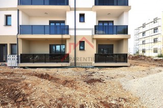 Poreč, okolica, prostorno dvosobno stanovanje v pritličju!