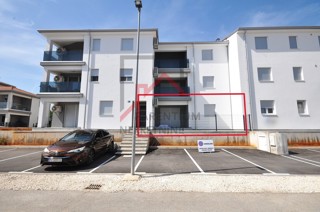 Istra, Poreč - Stanovanje v pritličju z vrtom 80 m² in teraso - 59 m² udobja v novogradnji