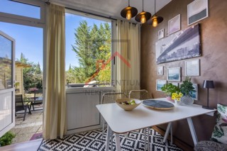 Pritlično stanovanje z dvoriščem, dvema spalnicama in opremljeno