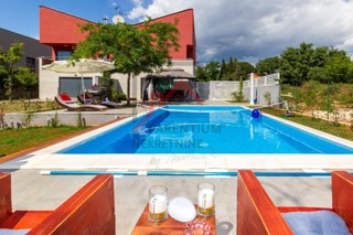 Istra, Poreč - Stanovanje v pritličju z bazenom 3 km od morja