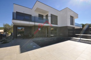 Opremljeno stanovanje v pritličju, z bazenom in tremi spalnicami!!!