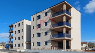 Poreč, okolica, novo stanovanje v pritličju, z dvema spalnicama, 2 parkirnima mestoma, kletjo in vrtom velikosti 180 m2