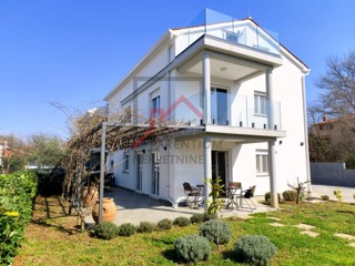 Moderna hiša z vrtom, 5 km od Poreča - mirna lokacija, zadnja v vrsti