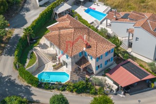 Istra, Poreč - Hiša z bazenom in dvema ločenima apartmajema 4 km od morja