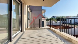 Istra, območje Poreča – Apartma v 1. nadstropju z zasebnim vhodom in pokrito teraso