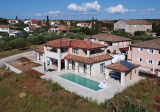 Una spaziosa villa con una splendida vista sul mare.