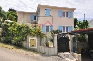 Istra, Poreč - EKSKLUZIVNO - Hiša z bazenom in dvema ločenima apartmajema 4 km od morja