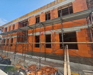 Apartma z dvoriščem nedaleč od mesta in morja