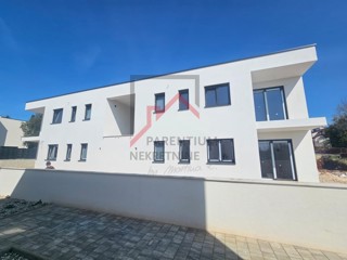 Apartma v prvem nadstropju z dvema spalnicama - novogradnja! Blizu mesta in morja