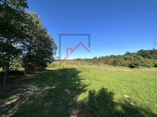 Gradbeno zemljišče na mirni lokaciji na robu vasi