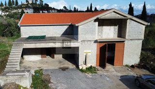 Dvonadstropna hiša v Trpnju za investicijo