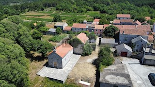 Tradicionalna kamnita hiša v pravljični vasici