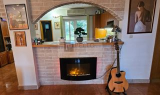 ### English: Luxurious two-bedroom apartment with a garden, courtyard, fireplace, and garage (Orebić) --- ### German: Luxuriöse Zweizimmerwohnung mit Garten, Hof, Kamin und Garage (Orebić) --- ### Polish: Luksusowe dwupokojowe mieszkani