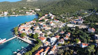 Stavbno zemljišče s pogledom na morje, površina 784 m²