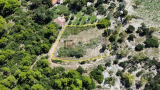 Hiša na osami s panoramskim razgledom (za obnovo) 1590m2 velik vrt