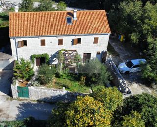 Pravljična kamnita hiška obdana z naravo in mirom