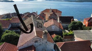 Kamnita hiša (v nizu hiš) v središču Orebića (50 m od morja)