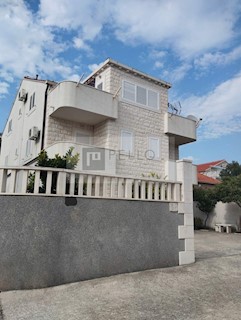 Apartmajska hiša s kamnito fasado