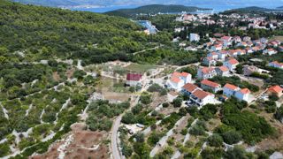 Zazidljivo zemljišče na prodaj v Korčuli – 650 m od mor