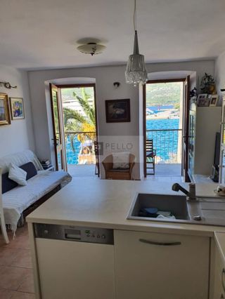 Popolnoma obnovljena kamnita hiša v starem mestnem jedru Korčule – 145 m², tik ob morju