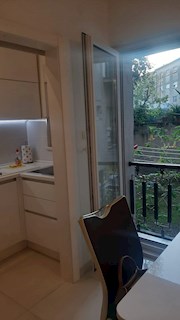 Dvosobno stanovanje v središču mesta – popolnoma prenovljeno in opremljeno