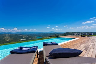 Istra: nagrajena vila z oljčnim nasadom in 5 ha zemlje